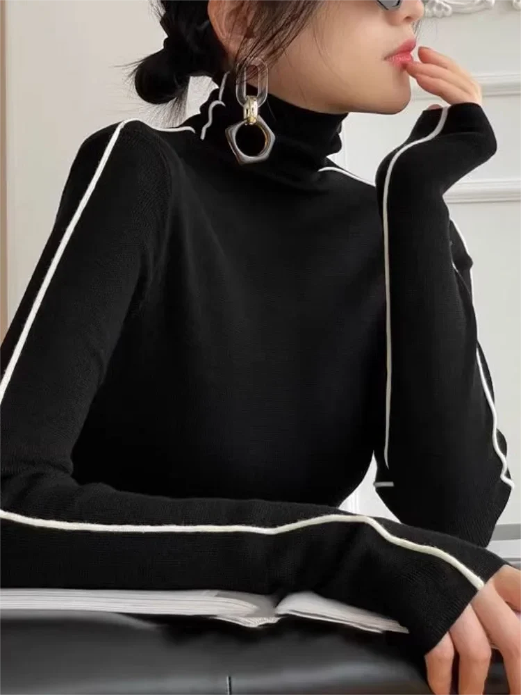 Genevieve Contrast Piped Turtleneck